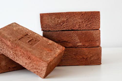 Как сравнить пеноблоки с другими строительными материалами, такими, как кирпич или газобетон. Особенности кирпича
