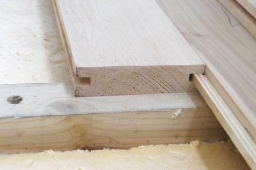 Настил деревянного пола в квартире. Доски