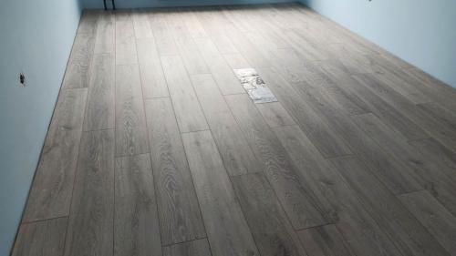 Как укладывать ламинат вдоль или поперек. Как класть ламинат — вдоль или поперек?