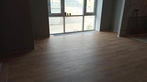 Как укладывать ламинат вдоль или поперек. Как класть ламинат — вдоль или поперек?