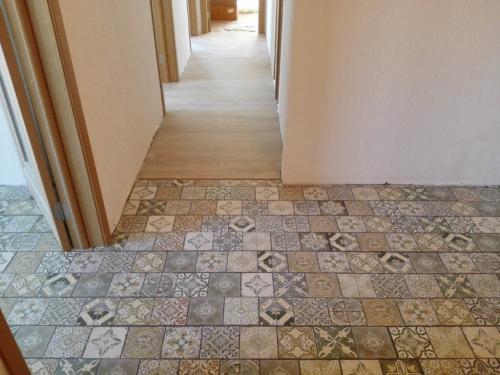 Как укладывать ламинат вдоль или поперек. Как класть ламинат — вдоль или поперек?