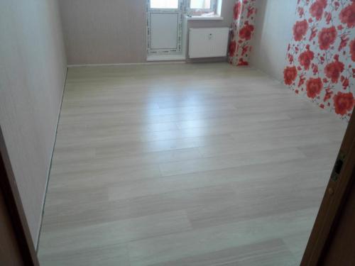 Как укладывать ламинат вдоль или поперек. Как класть ламинат — вдоль или поперек?