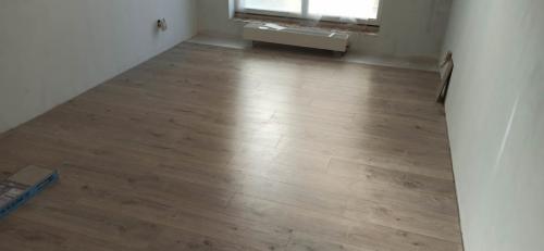 Как укладывать ламинат вдоль или поперек. Как класть ламинат — вдоль или поперек?