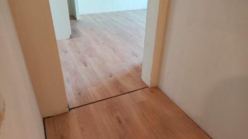 Как укладывать ламинат вдоль или поперек. Как класть ламинат — вдоль или поперек?