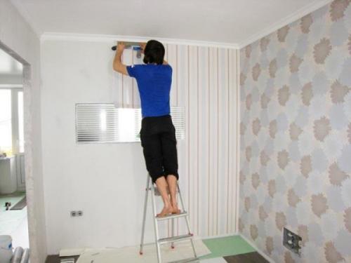 Как клеить бумажные обои без пузырей. Какие хитрости помогут поклеить обои без складок и пузырей