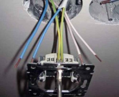 Обозначение фазы на розетке schneider electric. С какой стороны должна быть фаза в розетке?