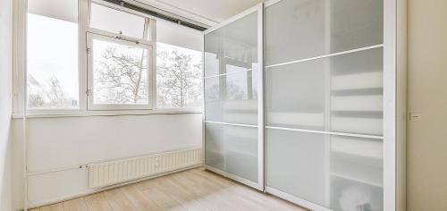 Как проверить, что двери-купе с автозакрытием работают правильно. Регулировка дверей шкафа-купе: поломки и методы устранения с фото