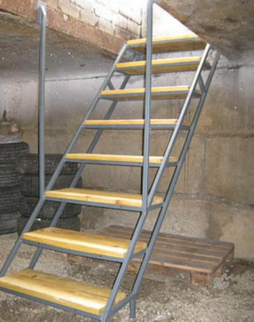 Компактная лестница в подвал. Как сделать лестницу в погреб своими руками: чертежи, варианты, фото