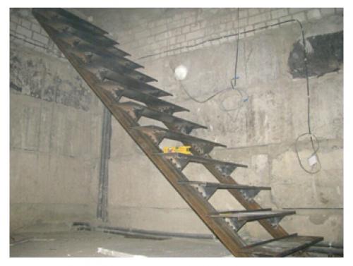 Лестница в погреб из уголка. Металлические конструкции