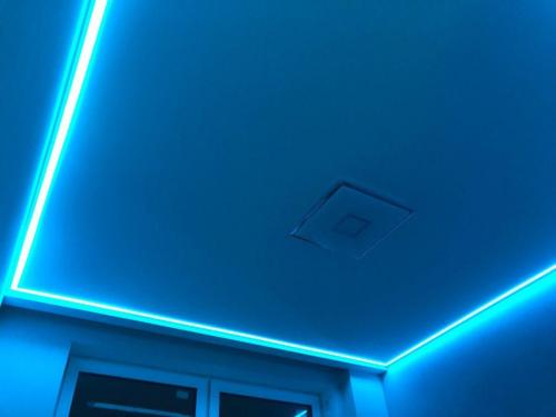 Как выбрать правильный цвет светодиодной подсветки для натяжного потолка. Невероятное сочетание функциональности и стиля: Все о натяжных потолках с подсветкой