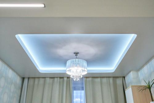 Как совместить подсветку потолка с общим интерьером комнаты. Невероятное сочетание функциональности и стиля: Все о натяжных потолках с подсветкой