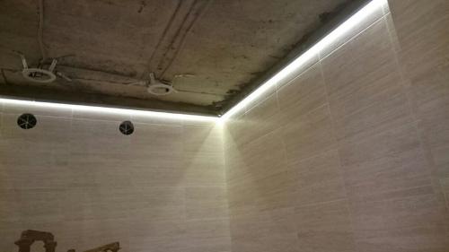 Какие материалы и технологии используются для создания парящего потолка из светодиодной ленты. Светящиеся по периметру потолки: материалы и способы установки