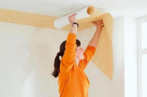 Как клеить обои на неровный потолок. Как поклеить обои под потолок без перекосов