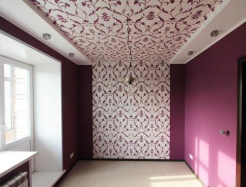 Как клеить обои на неровный потолок. Как поклеить обои под потолок без перекосов