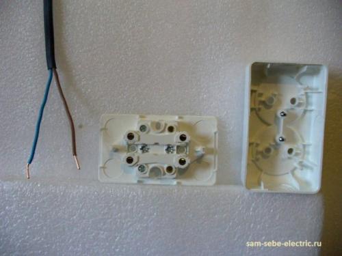 Как подключить розетку без заземления к трем проводам. Как установить наружную розетку без заземления?