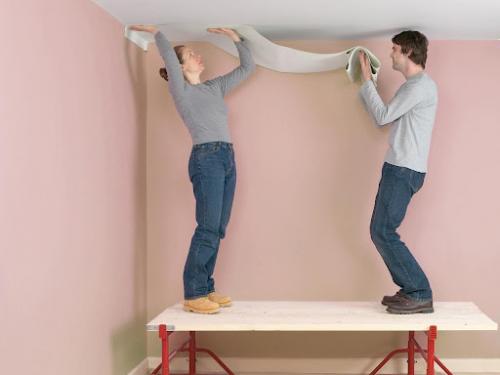 Можно ли клеить обои на потолок и как это сделать правильно. Можно ли и на какую поверхность приклеить обои