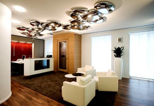 Какие преимущества использования комплекта светодиодной подсветки для потолка. Как правильно выбрать потолочные светодиодные светильники для дома: сферы применения и популярные разновидности