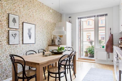 Как оригинально поклеить обои на маленькой кухне. Современные обои на маленькую кухню