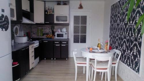 Комбинирование обоев на кухне. Как скомбинировать обои двух видов на кухне?