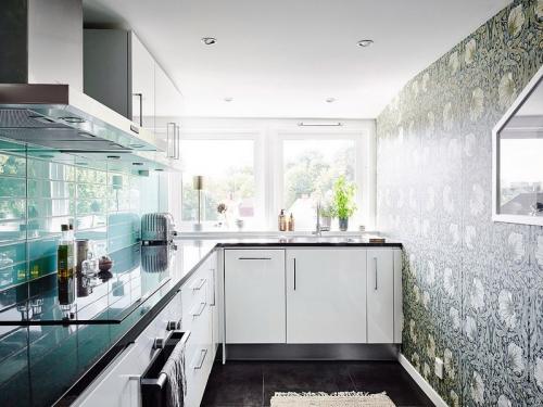 Как оригинально поклеить обои на маленькой кухне. Современные обои на маленькую кухню