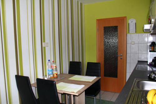 Комбинирование обоев на кухне. Как скомбинировать обои двух видов на кухне?