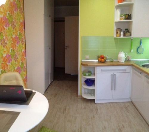 Комбинирование обоев на кухне. Как скомбинировать обои двух видов на кухне?