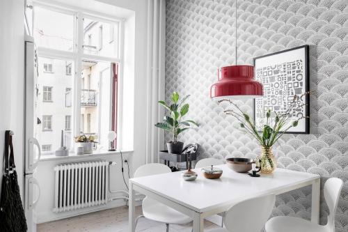 Как оригинально поклеить обои на маленькой кухне. Современные обои на маленькую кухню