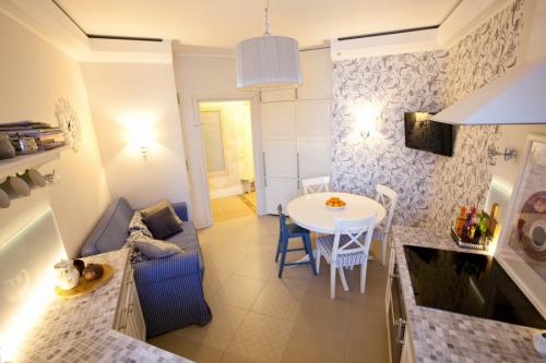 Комбинирование обоев на кухне. Как скомбинировать обои двух видов на кухне?