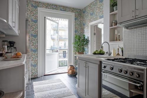 Как оригинально поклеить обои на маленькой кухне. Современные обои на маленькую кухню