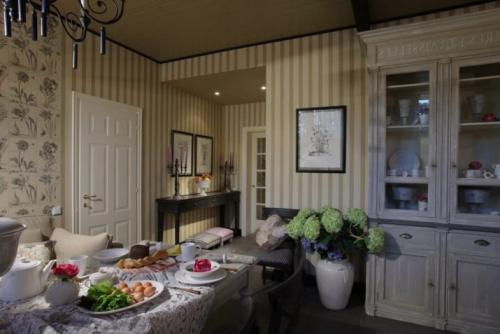 Комбинирование обоев на кухне. Как скомбинировать обои двух видов на кухне? 29