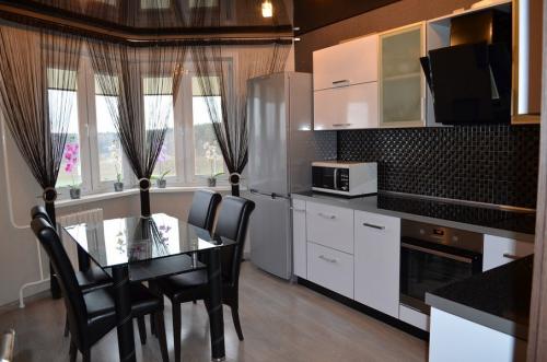 Комбинирование обоев на кухне. Как скомбинировать обои двух видов на кухне?