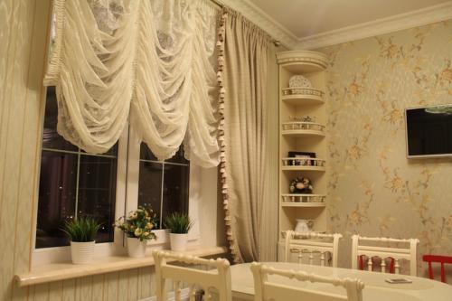 Комбинирование обоев на кухне. Как скомбинировать обои двух видов на кухне?