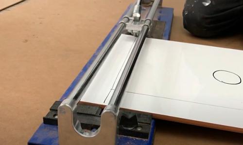 Как резать плитку с использованием плиткореза. Правила пользования 03 Как резать плитку с использованием плиткореза. Правила пользования 03