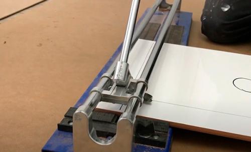 Как резать плитку с использованием плиткореза. Правила пользования 04 Как резать плитку с использованием плиткореза. Правила пользования 04