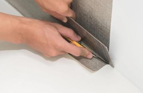 Как клеить метровые обои в углах. Как правильно клеить обои на внутренних углах: стандартный алгоритм