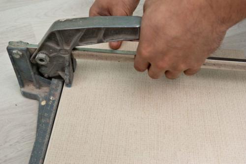 Как резать плитку дрелью. Резка по прямой линии плиткорезом