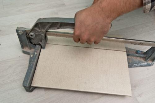 Как резать плитку дрелью. Резка по прямой линии плиткорезом