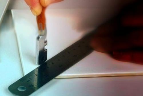 Как резать плитку стеклорезом. Выполнение резки керамики