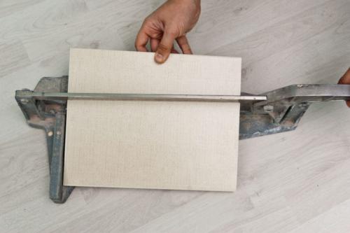 Как резать плитку дрелью. Резка по прямой линии плиткорезом