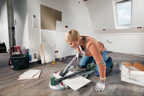 Как резать плитку плиткорезом ручным. Достоинства и недостатки ручных плиткорезов