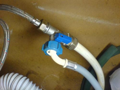 Какую воду подключать к посудомоечной машине. Как подключить посудомойку к горячей воде