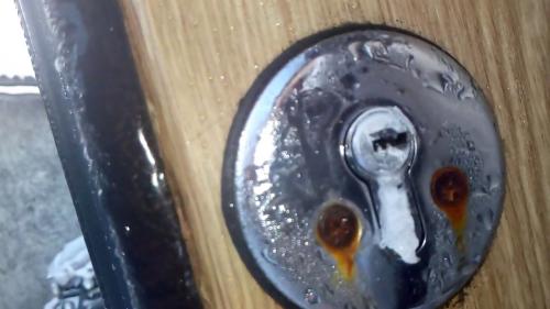 Конденсат на входной двери в частном доме. Причины скопления конденсата 07