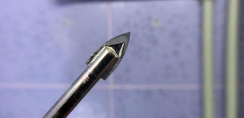 Как отрезать плитку на стене. Как отрезать приклеенную плитку на стене