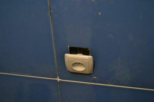 Как отрезать плитку на стене. Как отрезать приклеенную плитку на стене