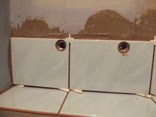 Как отрезать плитку на стене. Как отрезать приклеенную плитку на стене