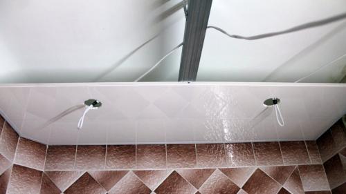 Потолок из пвх-панелей в ванной. Разметка и расчет материалов
