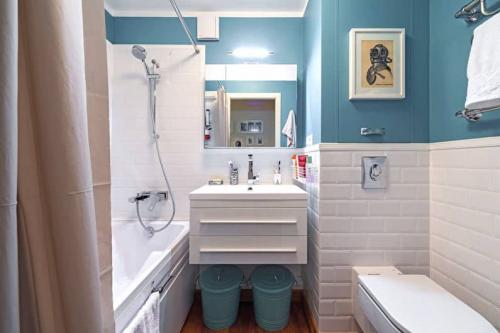 Бюджетный ремонт потолка в ванной. Бюджетный ремонт ванной комнаты