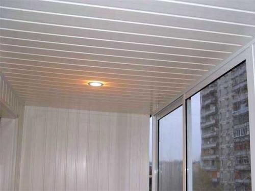 Как обшить потолок пластиком. Виды пластиковых потолочных панелей