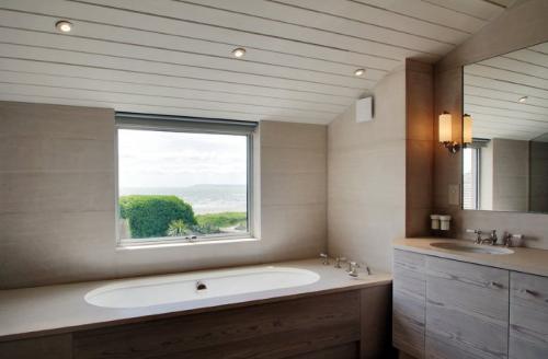 Потолок из ПВХ панелей в ванной. Главные преимущества пластика. Как надо выбирать материал?