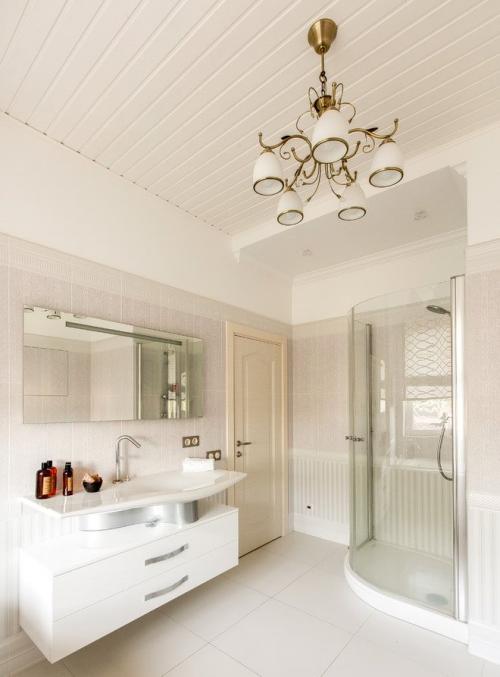 Потолок из ПВХ панелей в ванной. Главные преимущества пластика. Как надо выбирать материал?